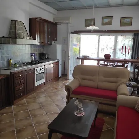 Caroline * 特罗吉尔